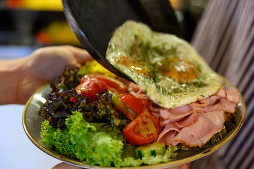 Bread with ham and egg