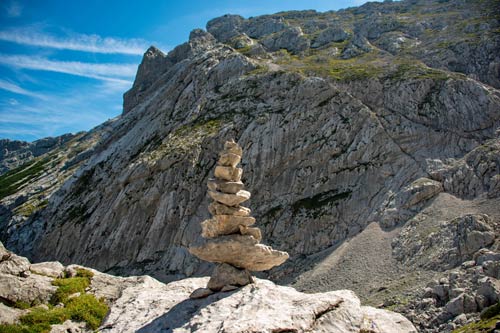Steinmandl bewacht den Aufstieg zur Schärtenspitze